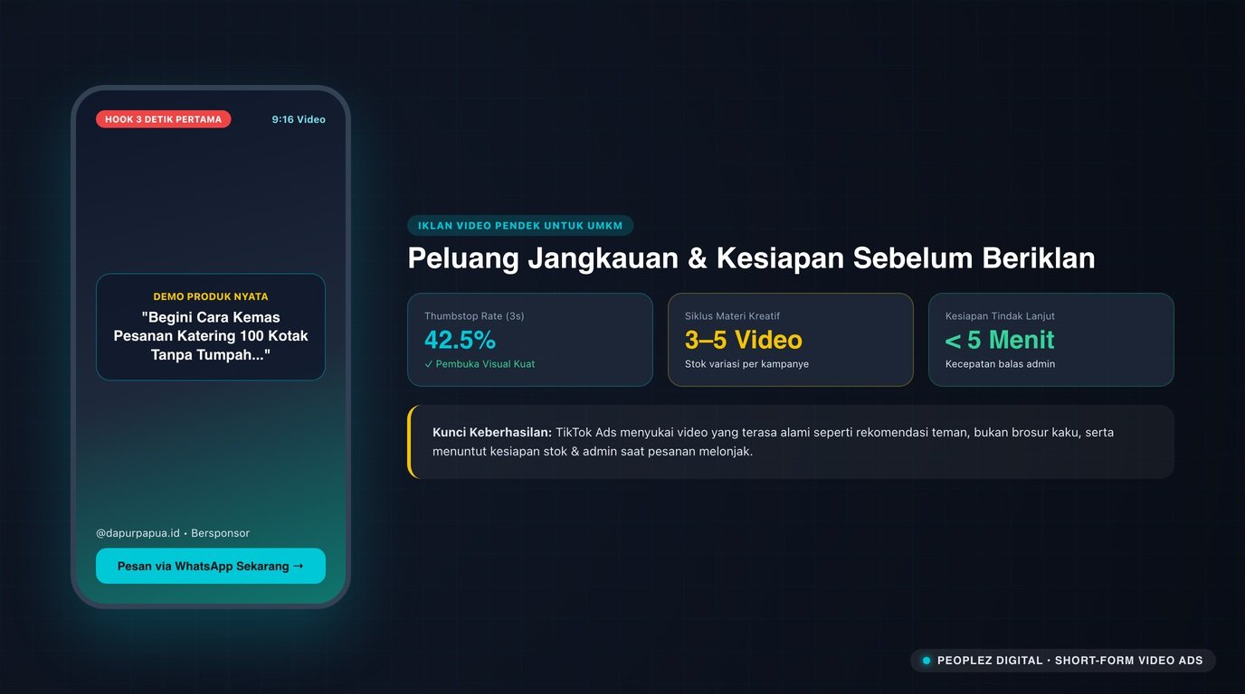 Pemilik UMKM memeriksa laporan TikTok Ads untuk UMKM di layar ponsel